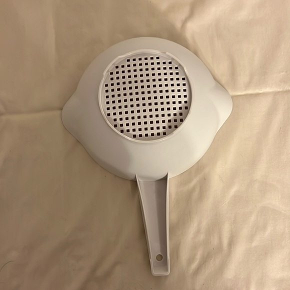 New 1 quart colander from Tupperware - Picture 4 of 8